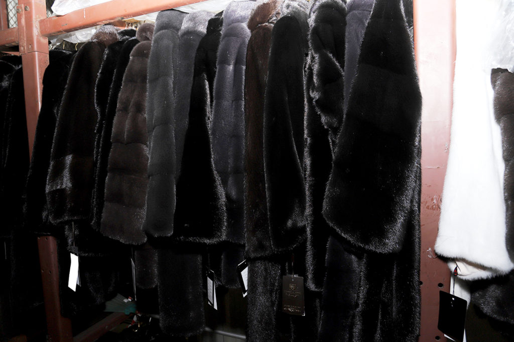 Барнаульский предприниматель уплатил в бюджет 3 млн рублей за нелегально ввезенные шубы