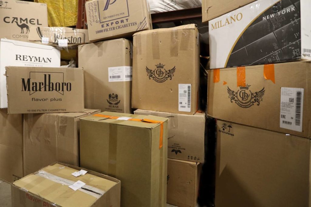 Из двух киосков в Новосибирске изъяли крупную партию нелегальных сигарет