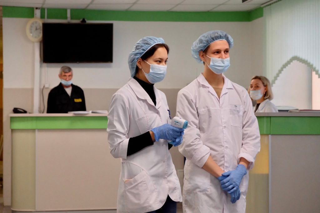 Количество заболевших COVID-19 в регионе снижается третью неделю