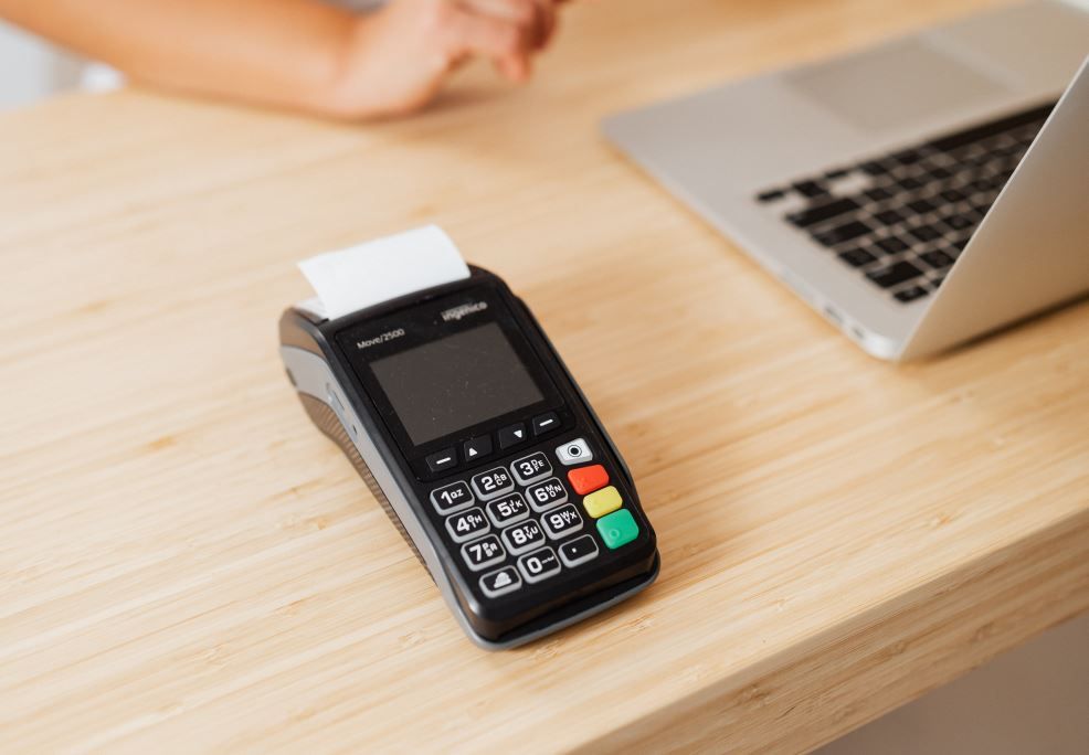 ВТБ: россияне оплачивают безналично 80% покупок