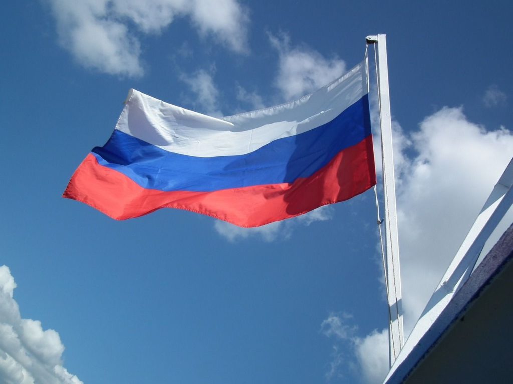 В одном из новосибирских лицеев школьники поднимали флаг России в 30-градусный мороз