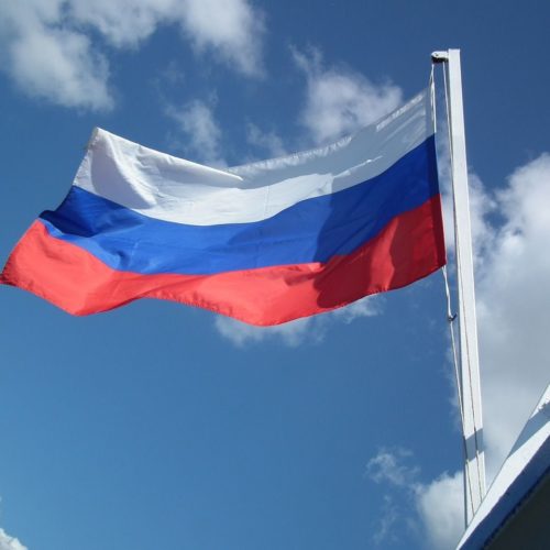 В одном из новосибирских лицеев школьники поднимали флаг России в 30-градусный мороз