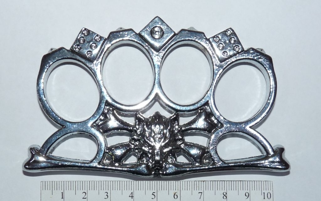 В Новосибирске таможенники изъяли у авиапассажиров 60 единиц холодного оружия