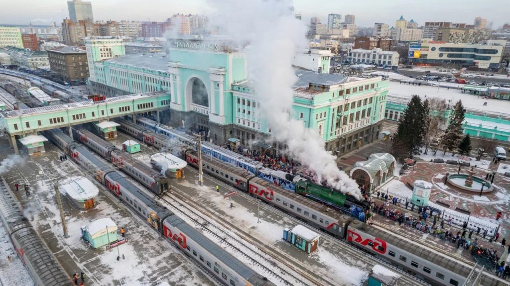 Около 100 тысяч сибиряков встретили поезд Деда Мороза на станциях Западно-Сибирской железной дороги