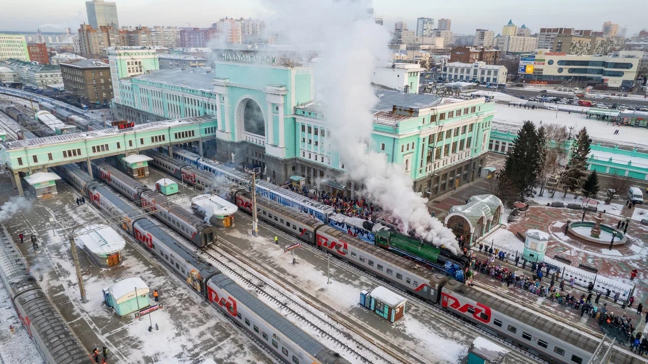 Около 100 тысяч сибиряков встретили поезд Деда Мороза на станциях Западно- Сибирской железной дороги - Infopro54 - Новости Новосибирска. Новости Сибири