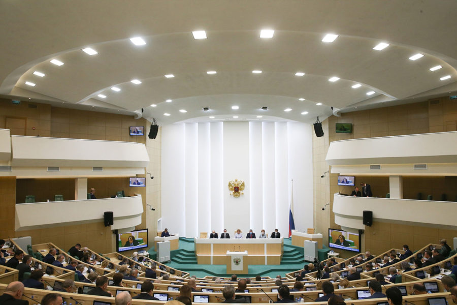 Сенатор предложил заморозить активы покинувших Россию бизнесменов