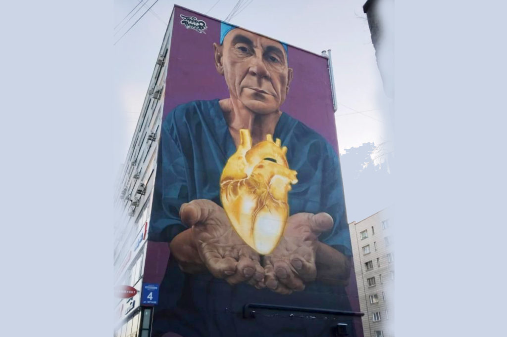 Новосибирцы пытаются спасти граффити с врачом в центре города
