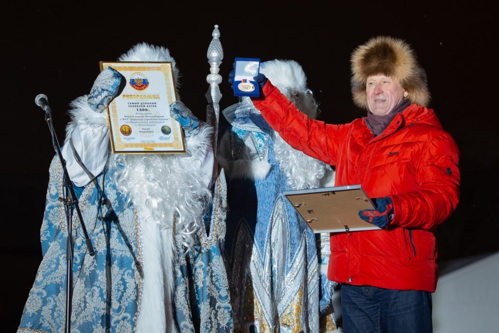 В Новосибирске при участии Сбербанка открылся самый длинный в мире каток
