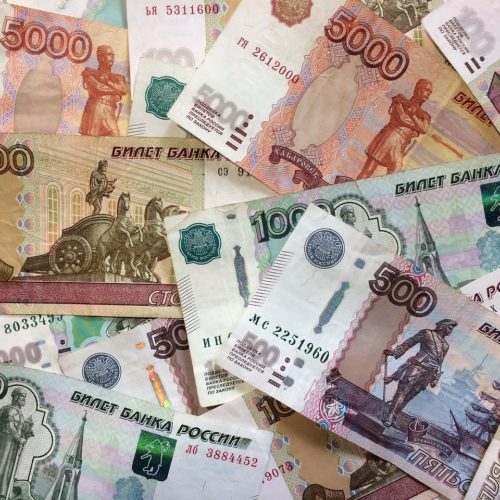 Депутаты Госдумы отказали россиянам в ежегодных выплатах по 10 тысяч рублей на детей к началу учебного года