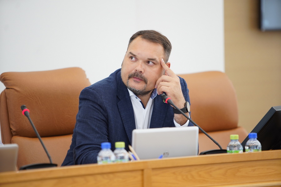 Красноярский депутат горсовета лишился полномочий из-за покупки акций западных компаний