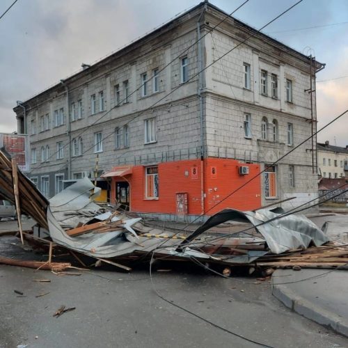 В Новосибирске затопило общежитие, крышу которого сначала снес ураган