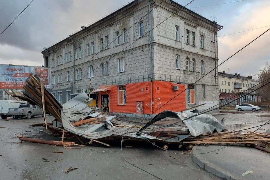 В Новосибирске затопило общежитие, крышу которого сначала снес ураган