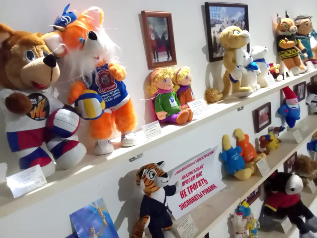 Коллекцию спортивных талисманов представили в «Галерее Времени» в Новосибирске