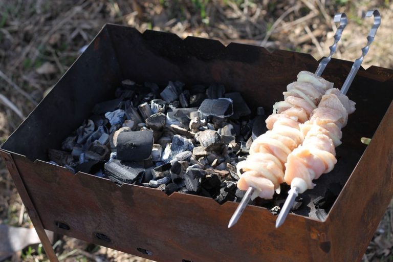 Как правильно пожарить шашлык и сжечь листву на даче