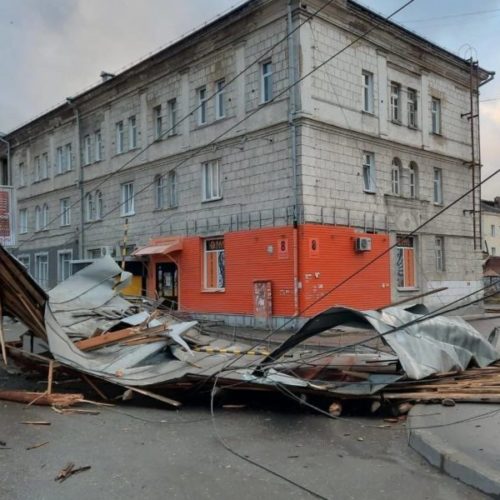 В Новосибирске не признали аварийным общежитие с сорванной крышей
