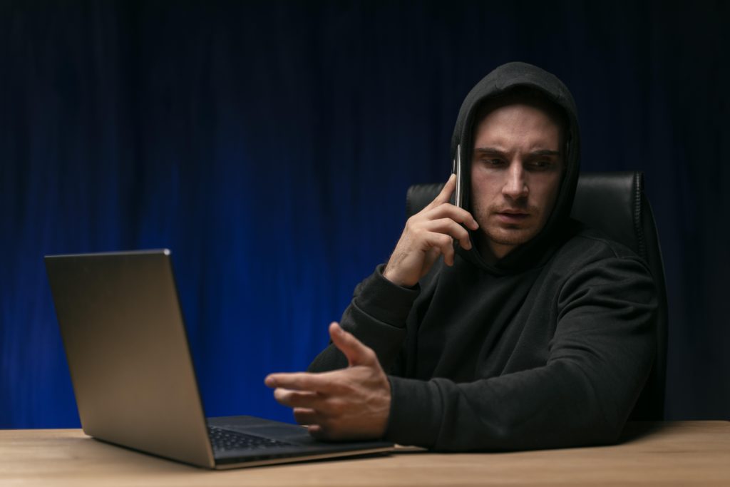 ВТБ предупреждает о звонках мошенников с клонов российских номеров