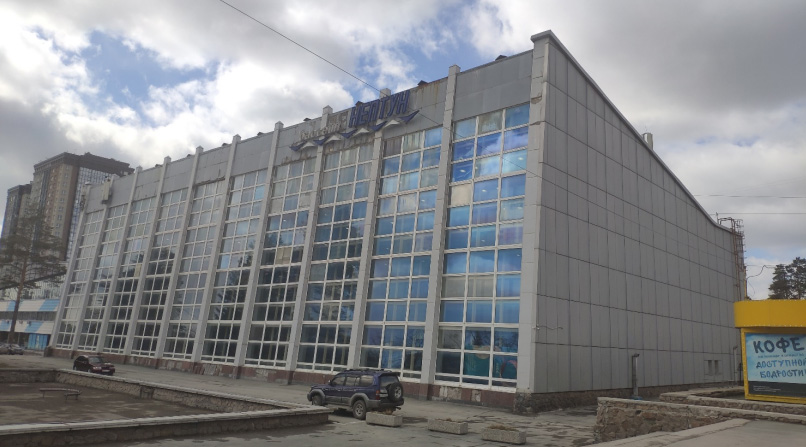 В Новосибирске в мае начнут ремонт фасада бассейна «Нептун»