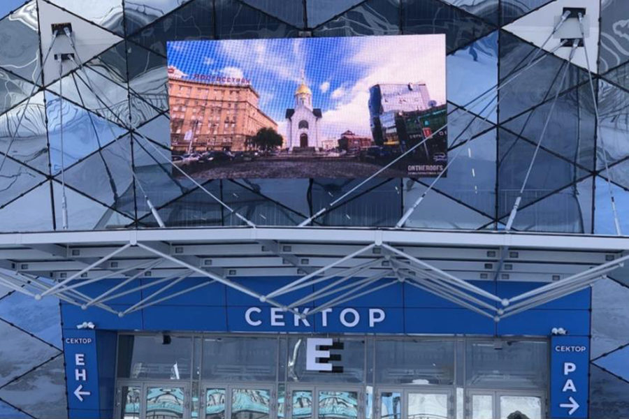 В Новосибирске на фасаде нового ЛДС появился экран с видами города