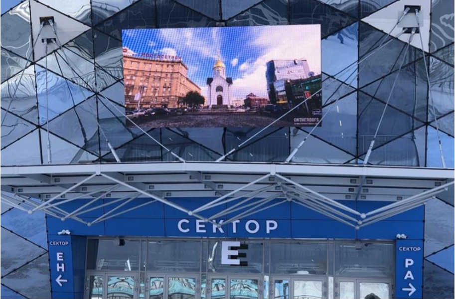В Новосибирске на фасаде нового ЛДС появился экран с видами города