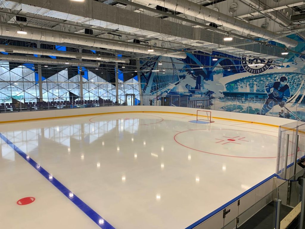 Что в итоге вводят в эксплуатацию на ледовой арене?