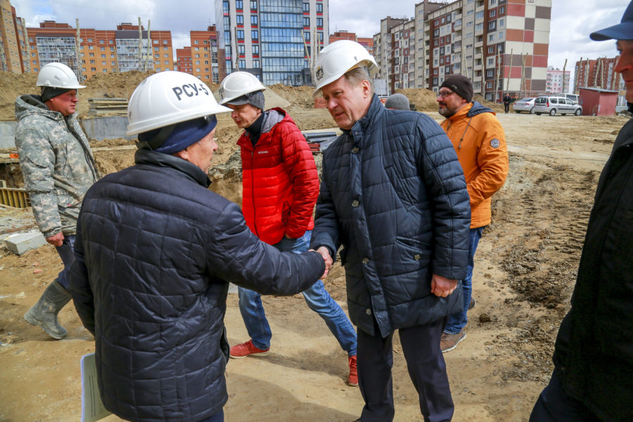 Анатолий Локоть проконтролировал строительство детского сада на Родниках