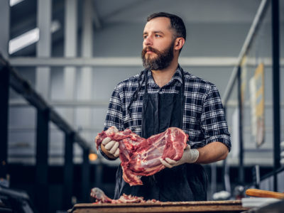 Мясопереработчики жалуются, что не могут завезти импортную говядину по беспошлинной квоте
