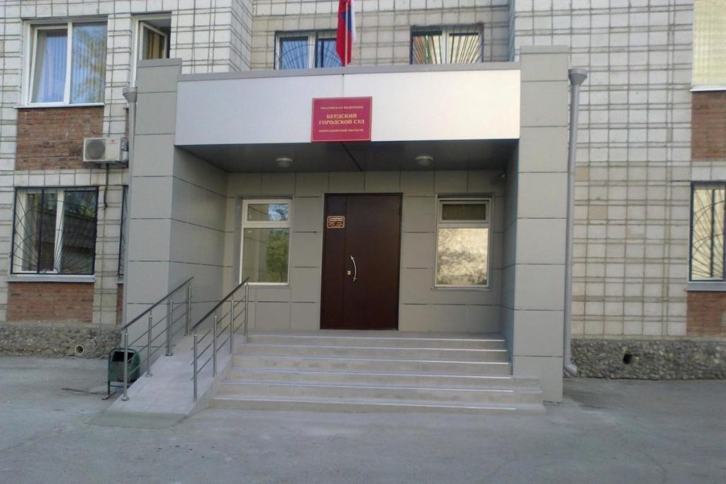 Суд вынес наказание новосибирцу за то, что он вымогал у чиновника деньги и коньяк