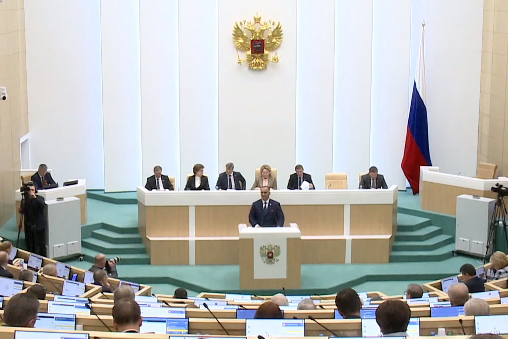 Совет Федерации одобрил закон о лишении приобретенного гражданства за дискредитацию вооруженных сил
