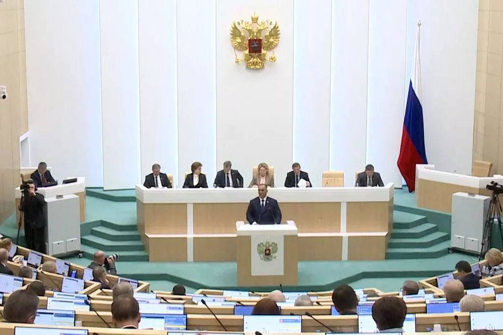 Совет Федерации одобрил закон о лишении приобретенного гражданства за дискредитацию вооруженных сил