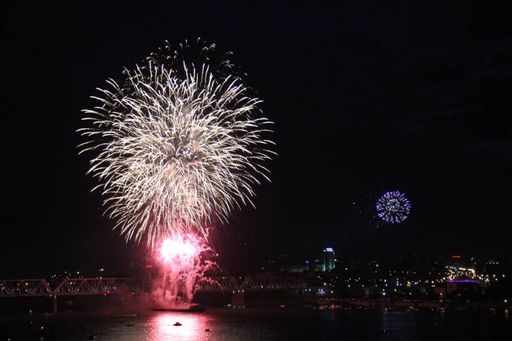 Где в Новосибирске в День Победы можно посмотреть салют и праздничные фейерверки?