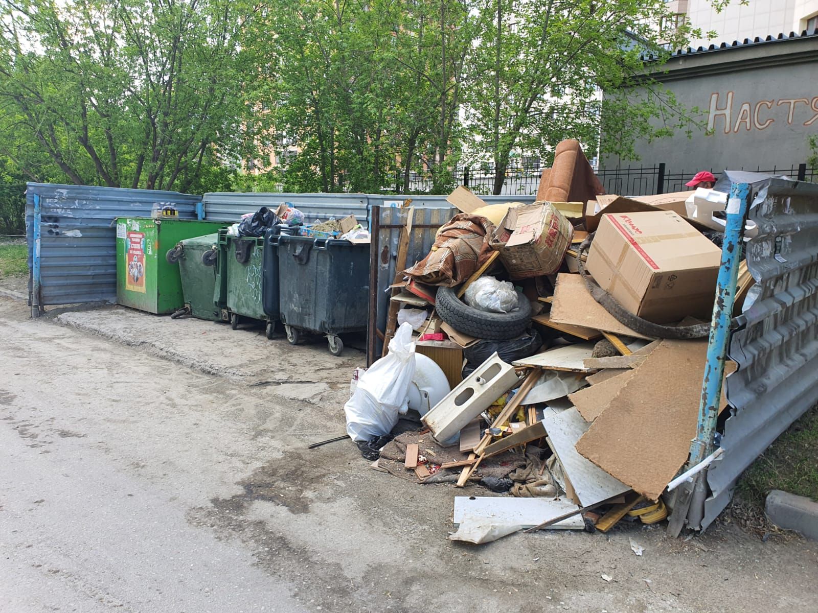 Сергей дружко приколы. Непостоянство мем. Мем самодовольное лицо. Мемы про девушек. Донбасс под защитой картинка с надписью.