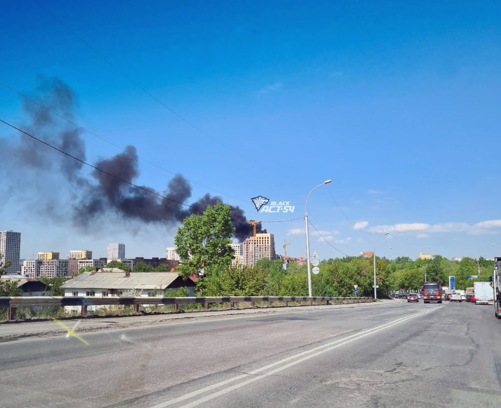 В Новосибирске возник пожар на крыше строящегося здания в жилмассиве «Европейский берег»