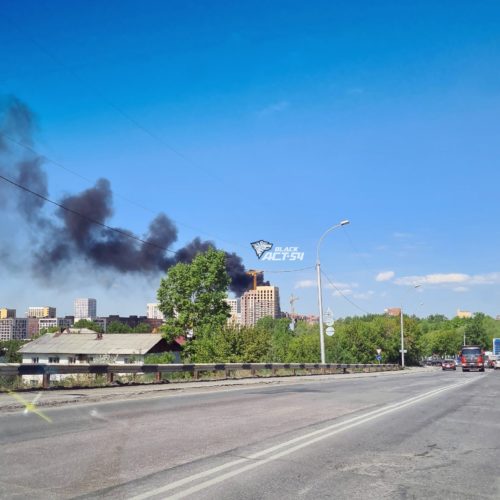 В Новосибирске возник пожар на крыше строящегося здания