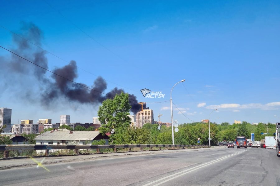 В Новосибирске возник пожар на крыше строящегося здания