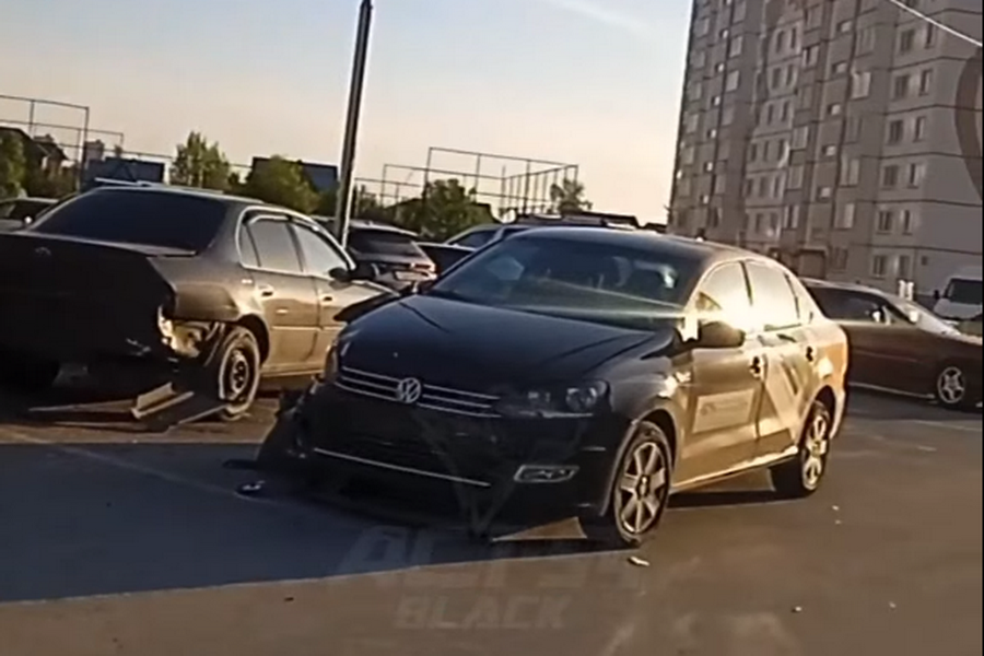 Водитель каршеринга протаранил несколько иномарок и скрылся с места ДТП в Новосибирске