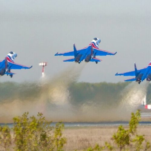 Над Новосибирском пролетела пилотажная группа «Русские Витязи»