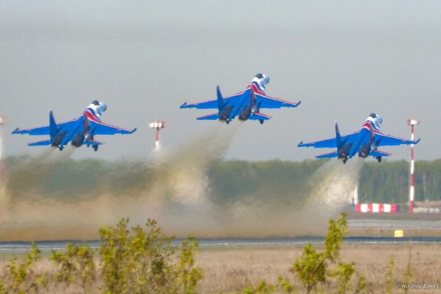 Над Новосибирском пролетела пилотажная группа «Русские Витязи»
