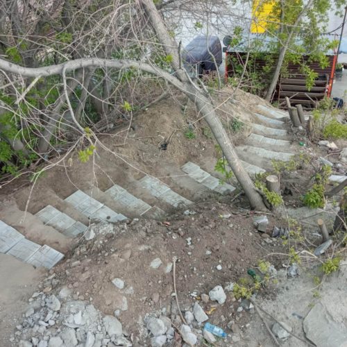 Новосибирцы выложили плиткой альтернативную лестницу на Речном вокзале