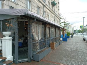 Новосибирский ресторатор пожаловалась на воровство цветов с летней веранды