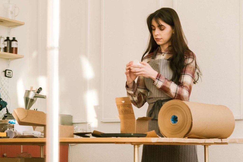 В центре Новосибирска открылась свечная мастерская