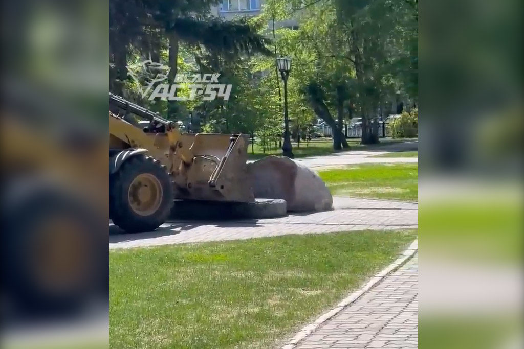 Грейдером снесли скульптуру в форме сердца в Первомайском сквере Новосибирска