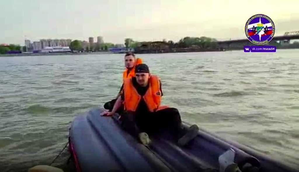 Двое мужчин перевернулись на лодке на Оби в Новосибирске