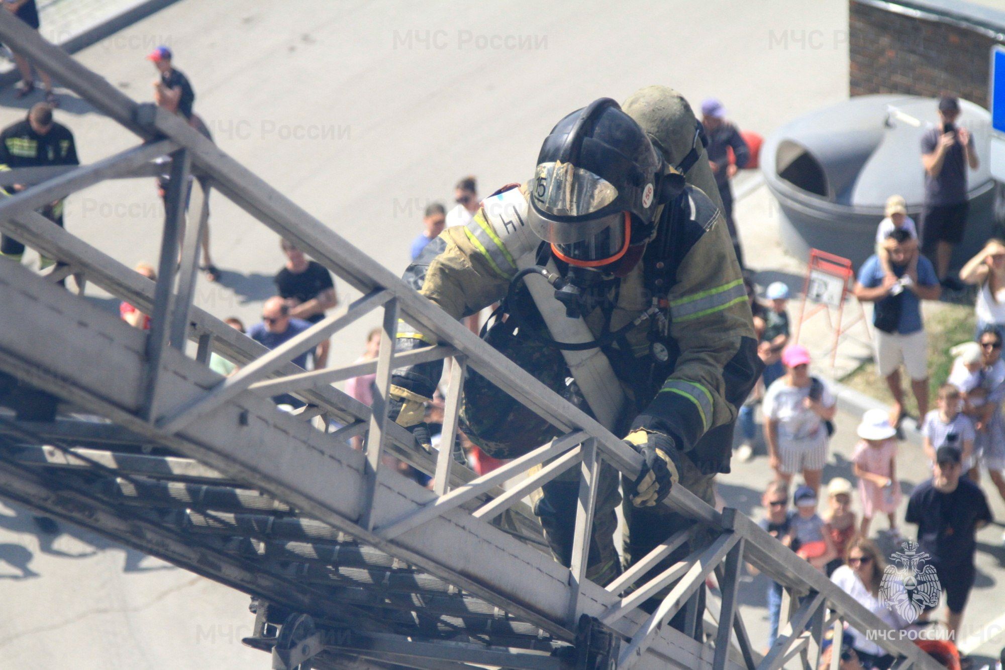 Пожарные и спасатели в Новосибирске посоревновались в забеге на 26 этаж