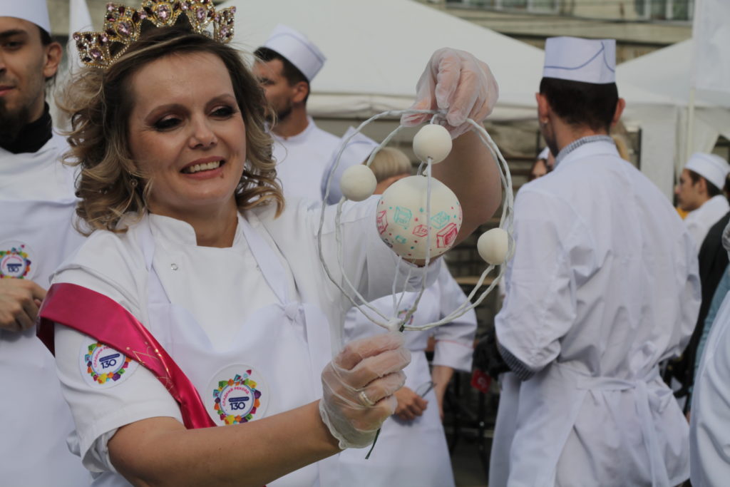 В Новосибирске ко Дню города испекли торт больше тонны