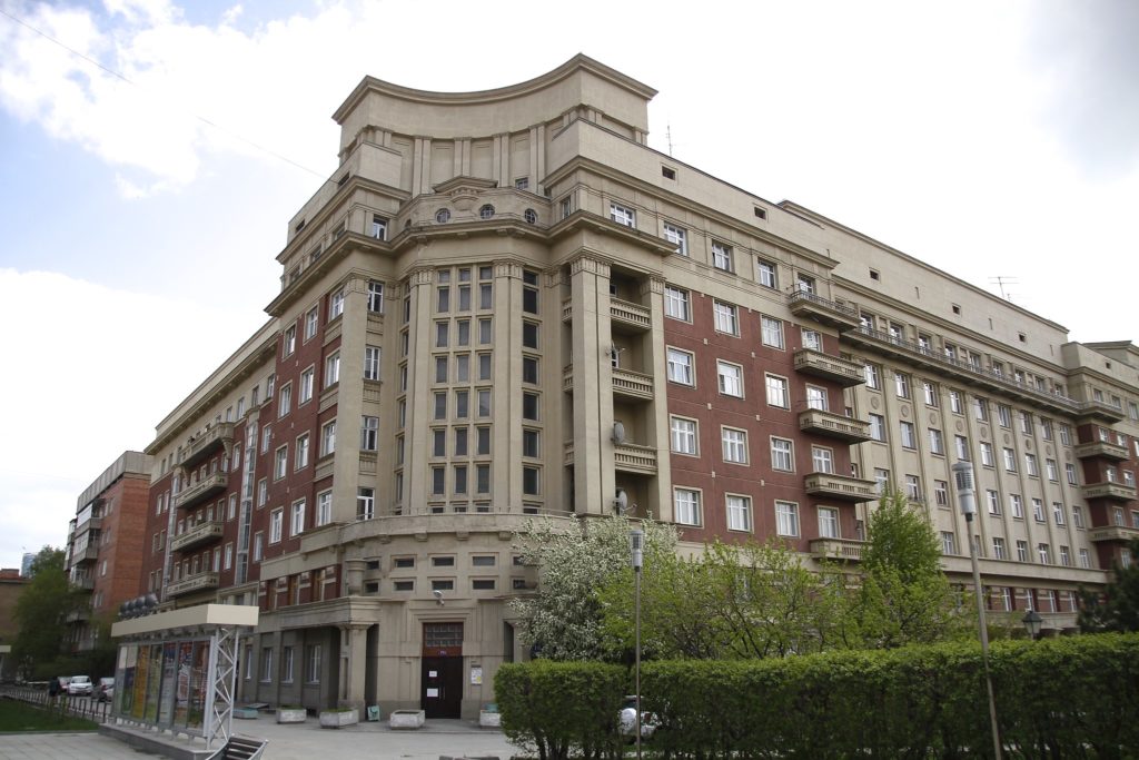 Прокуратура организовала проверку по факту обрушения фасада стоквартирного дома в Новосибирске