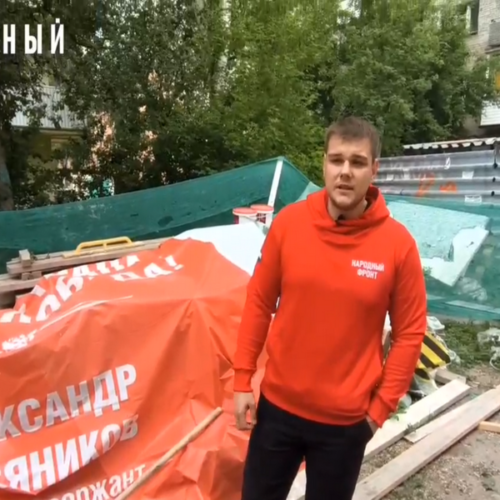 В Новосибирске строительный мусор накрыли баннером с фотографией участника СВО