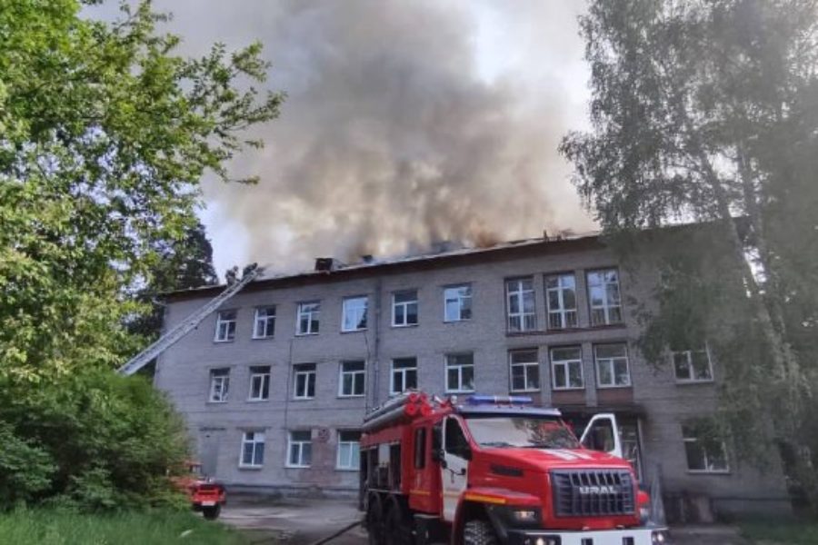 В Новосибирске горит больница на улице Пирогова