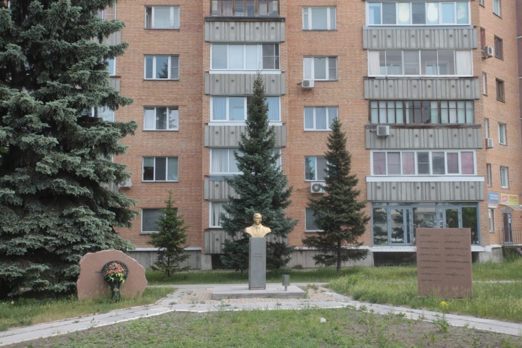В Новосибирске благоустроят сквер у памятника Александру Демакову