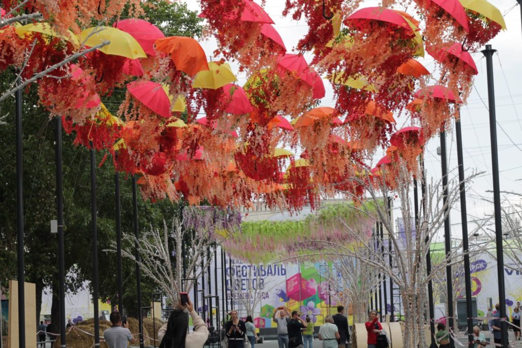 Флористы из Китая, Казахстана, Армении и России украшают улицу Ленина к фестивалю цветов