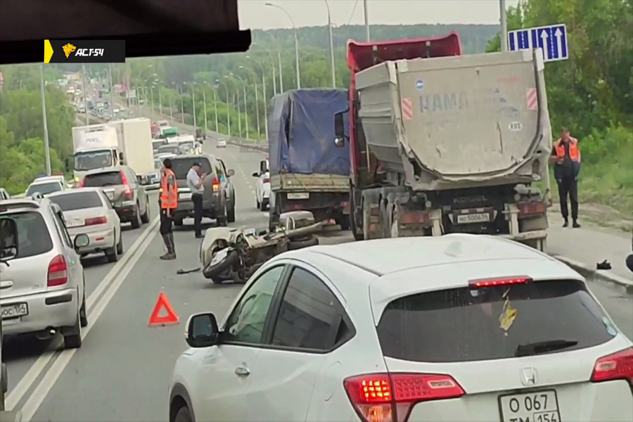 В Новосибирске на Бердском шоссе столкнулись пять автомобилей